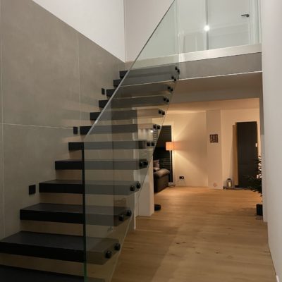 Kragarmtreppe Mit Glasgeländer Wiebe Naturstein Keramik Treppen Stufen Innentreppen