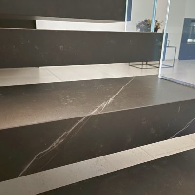Wiebe Dekton Kelya Maserung Stufe Naturstein Treppe Treppenstufen Natursteinwerk