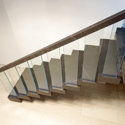 Wiebe Kragarmtreppe Mit Glasgeländer Naturstein Treppe Treppenstufen Natursteinwerk