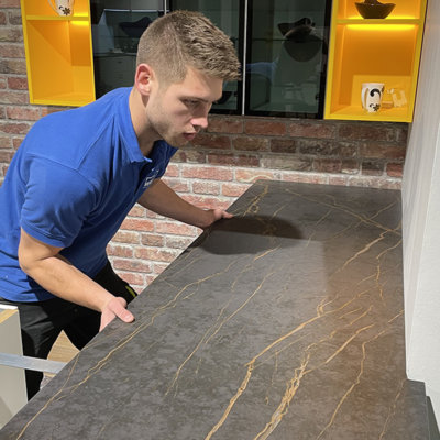 Montage Kuechenarbeitsplatten Monteur Kuechenplanung Arbeitsplatte Verlegen Karriere Wiebe Naturstein