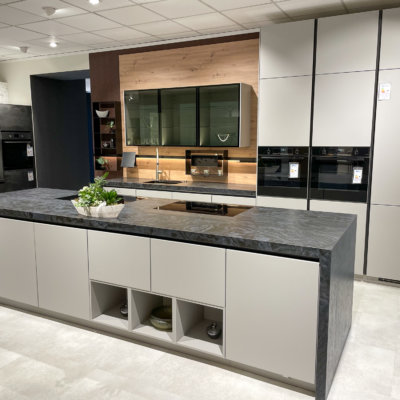 Dekton Liquid Embers Insel Block Kueche Naturstein Kuechenstudio Wiebe