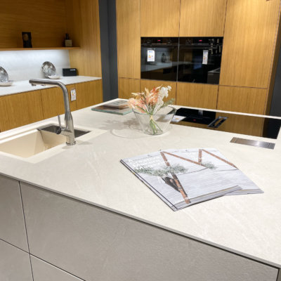 Keramik Block Greige Kueche Naturstein Kuechenstudio Wiebe