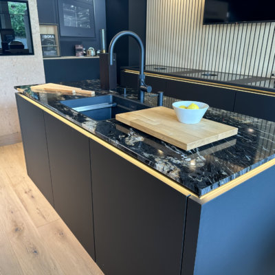 Kuechenarbeitsplatte Naturstein Arbeitsplatte Kueche Insel Kuechenstudio Wiebe