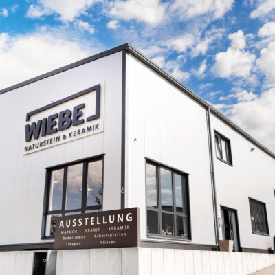 Wiebe Naturstein Keramik Badausstellung Arbeitsplatten Fugenloses Bad Fliesen Boden