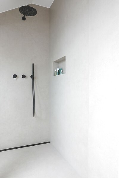 Dusche Mit Schwarzen Armaturen Natursteinwerk Wiebe Badplanung Naturstein