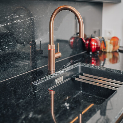 April 11, 2025 Natursteinkeramik Wiebe By Schmunkmedia 13 Cosmic Black Küche Mit Armatur Kupferfarben
