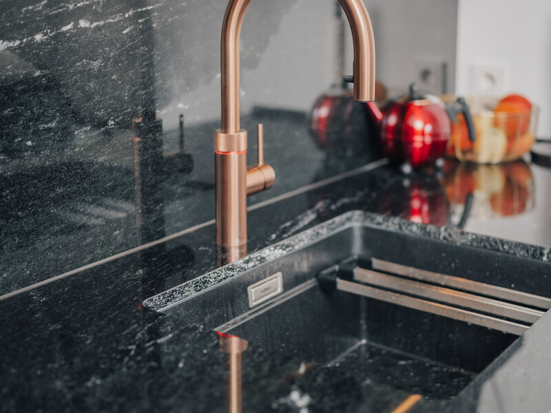 April 11, 2025 Natursteinkeramik Wiebe By Schmunkmedia 13 Cosmic Black Küche Mit Armatur Kupferfarben