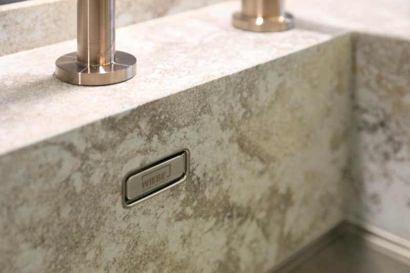 2024 06 17 Natursteinwerk Wiebe Küchen Sisting Concept Store Küche 3 © Sarah Jabs (18) 2024 06 17 Natursteinwerk Wiebe Küchen Sisting Concept Store Küche 3 © Sarah Jabs (18)