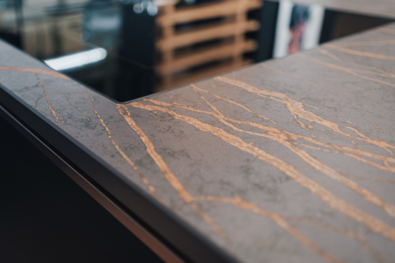 Flaechenbuendiges Kochfeld Keramik Arbeitsplatte Schwarz Gold.webp