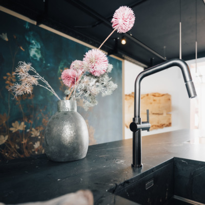 Flaechenbuendiges Spuelbecken Naturstein Kuechenarbeitsplatte Stein Braun.webp