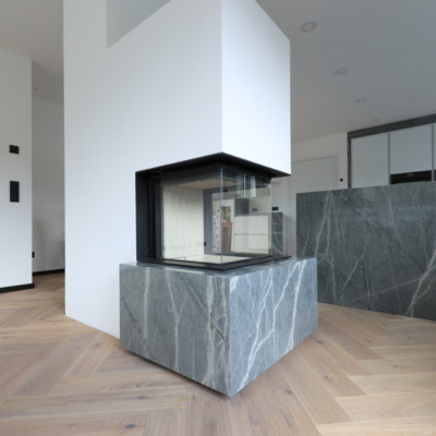 Gesamtkonzept Kueche Kamin Keramik Kuecheninsel Kaminverkleidung.webp