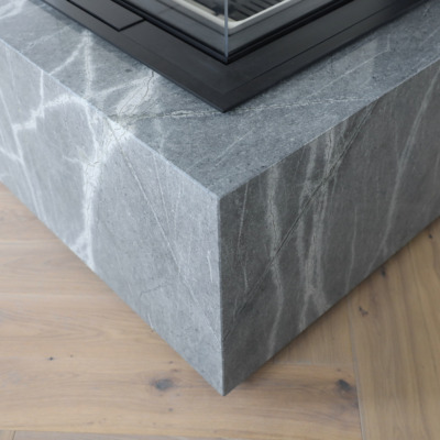 Kaminverkleidung Keramik Naturstein Kaminumrandung Stein Fischgräten Holzboden (1)