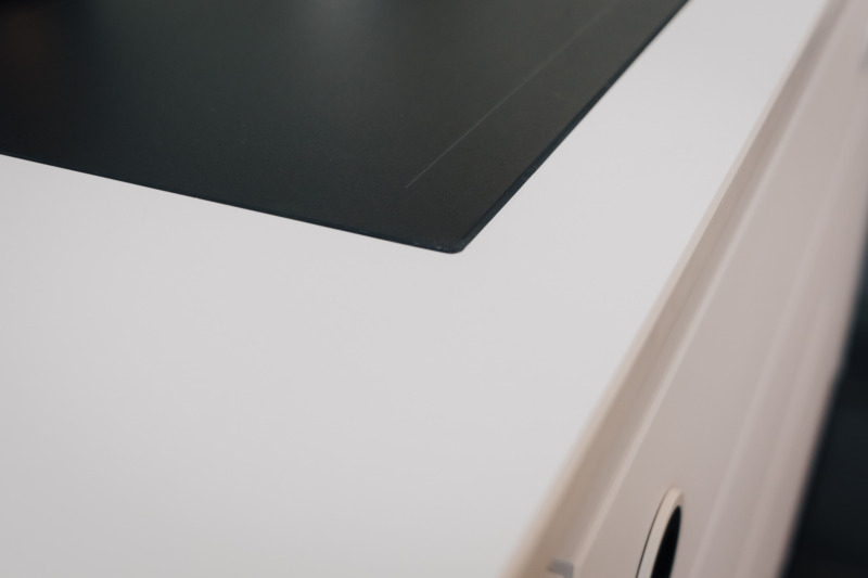 Keramik Arbeitsplatte Weiss Flaechenbuendiges Kochfeld Kuechenarbeitsplatte Laminam.webp