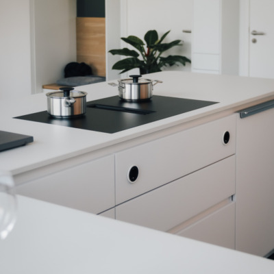 Keramik Arbeitsplatte Weiss Laminam Kuechenarbeitsplatte Flaechenbuendiges Kochfeld.webp