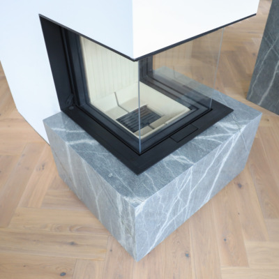 Keramik Kaminverkleidung Kaminumrandung Fischgräten Parkett Panorama Kamin.webp