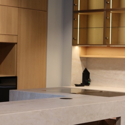 Keucehninsel Keramik Arbeitsplatte Nieschenrueckwand Spritzschutz.webp