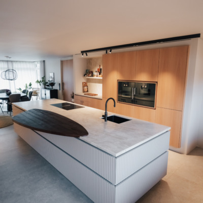 Kueche Arbeitsplatte Naturstein Creme Sitzbereich Theke.webp