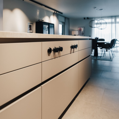 Kueche Flaechenbuendiges Kochfeld Naturstein Arbeitsplatte Taj Mahal.webp