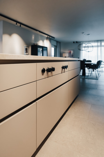 Kueche Flaechenbuendiges Kochfeld Naturstein Arbeitsplatte Taj Mahal.webp