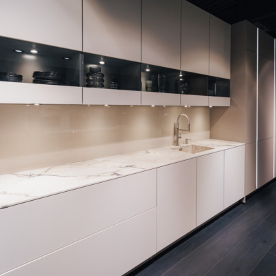 Kueche Sand Beige Keramik Spuelbecken Stein.webp