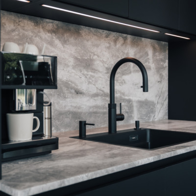 Kuechenarbeitsplatte Rueckwand Naturstein Flaechenbuendige Spuele.webp