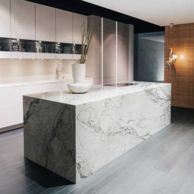 Kuecheninsel Fugenlos Arbeitsplatte Stein Keramik Neolith Beige.webp