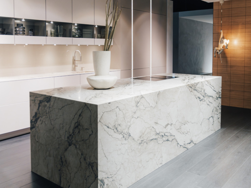 Kuecheninsel Fugenlos Arbeitsplatte Stein Keramik Neolith Beige.webp