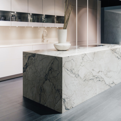 Kuecheninsel Keramik Neolith Sand Beige Arbeitsplatte Stein.webp