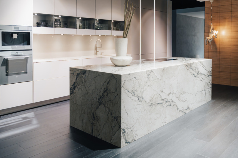 Kuecheninsel Keramik Neolith Sand Beige Arbeitsplatte Stein.webp