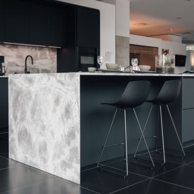 Kuecheninsel Naturstein Sitzbereich Theke Arbeitsplatte Stein Rueckwand.webp