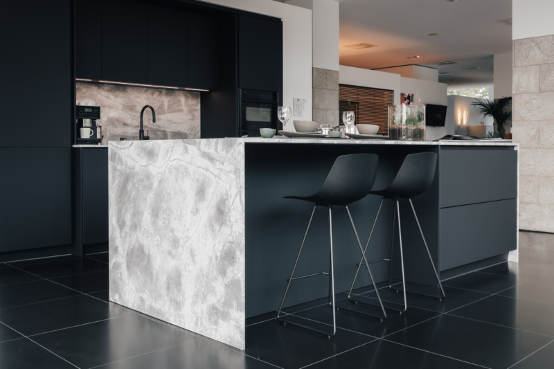 Kuecheninsel Naturstein Sitzbereich Theke Arbeitsplatte Stein Rueckwand.webp