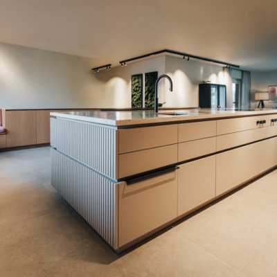 Kuecheninsel Taj Mahal Stein Arbeitsplatte Creme.webp