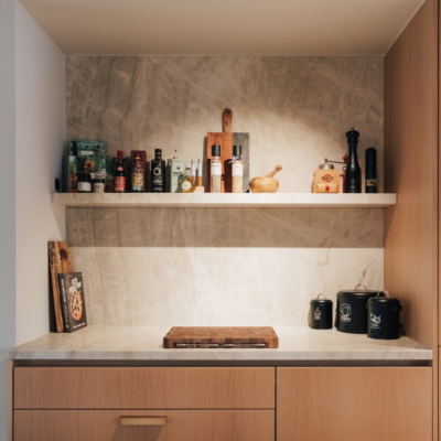 Kuechennische Naturstein Rueckwand Regal Taj Mahal.webp