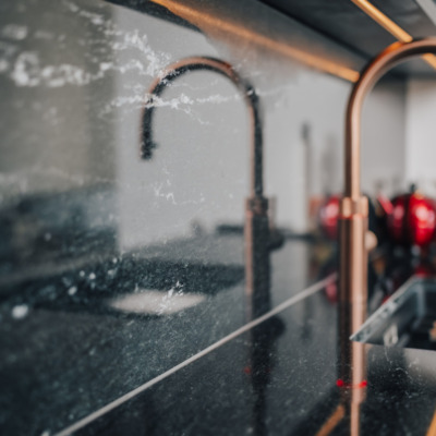 Kuechenrueckwand Naturstein Arbeitsplatte Stein Schwarz Led Beleuchtet.webp