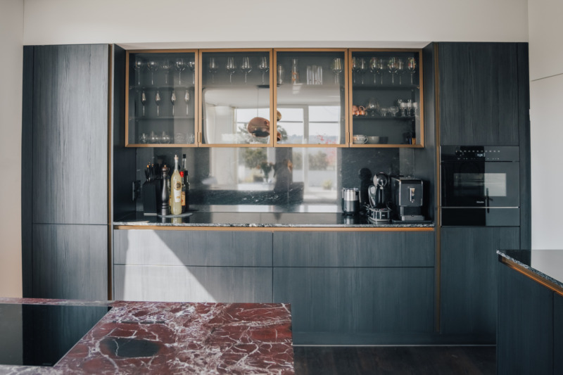 Porto Branco Kuchenarbeitsplatte Schwarz Naturstein Rueckwand.webp