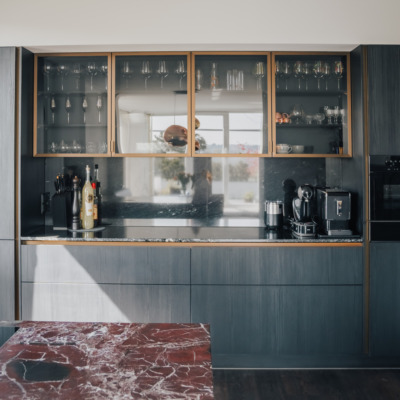 Porto Branco Kuchenarbeitsplatte Schwarz Naturstein Rueckwand.webp