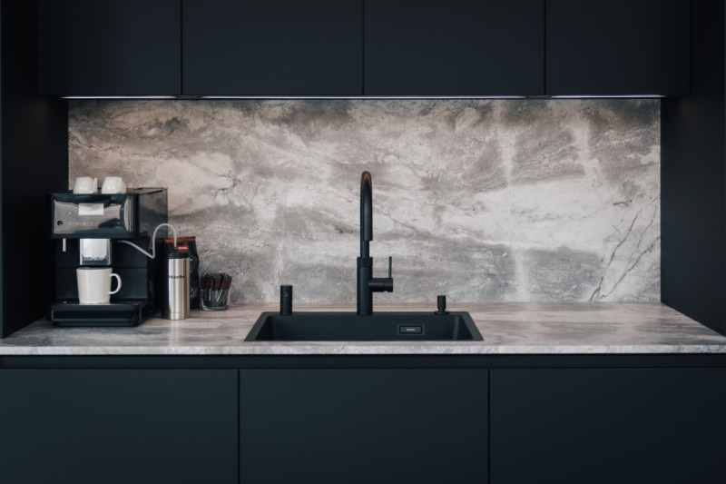 Rueckwand Spritzschutz Stein Kuechenarbeitsplatte Naturstein.webp