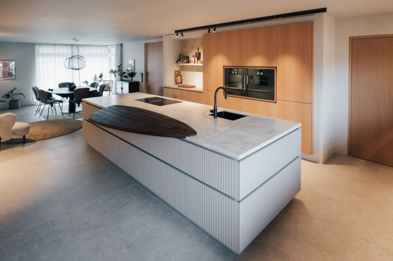 Trend Kueche Taj Mahal Kuechninsel Naturstein Theke Sitzbereich.webp