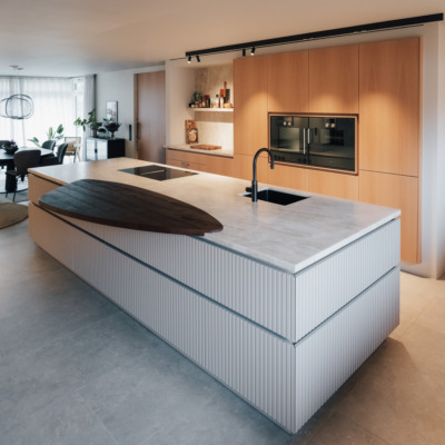 Trend Kueche Taj Mahal Kuechninsel Naturstein Theke Sitzbereich.webp