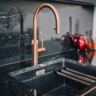 Unterbau Spuelbecken Naturstein Arbeitsplatte Kuechenrueckwand Stein Schwarz.webp