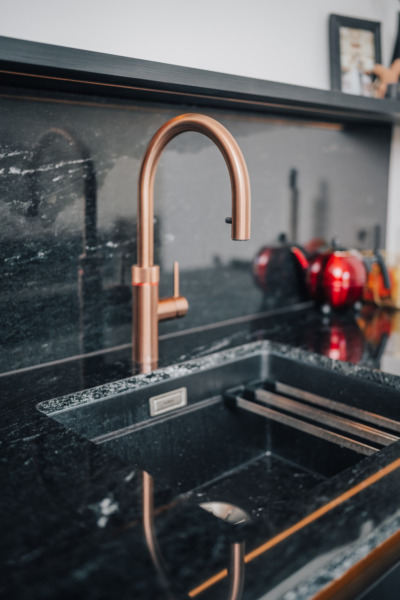 Unterbau Spuelbecken Naturstein Arbeitsplatte Kuechenrueckwand Stein Schwarz.webp Unterbau Spuelbecken Naturstein Arbeitsplatte Kuechenrueckwand Stein Schwarz.webp