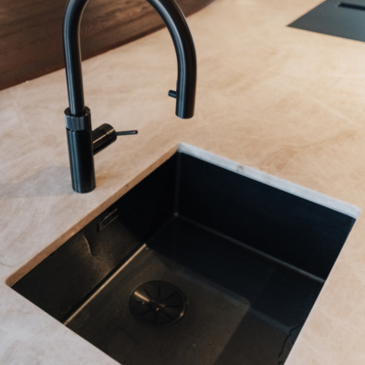 Unterbau Spuele Kuechenarbeitsplatte Naturstein Stein Arbeitsplatte Spuelbecken Schwarz.webp