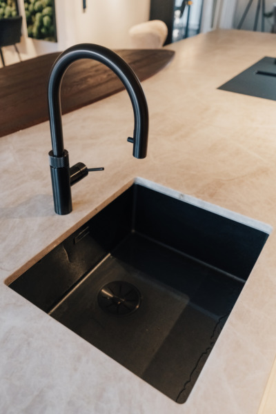 Unterbau Spuele Kuechenarbeitsplatte Naturstein Stein Arbeitsplatte Spuelbecken Schwarz.webp Unterbau Spuele Kuechenarbeitsplatte Naturstein Stein Arbeitsplatte Spuelbecken Schwarz.webp