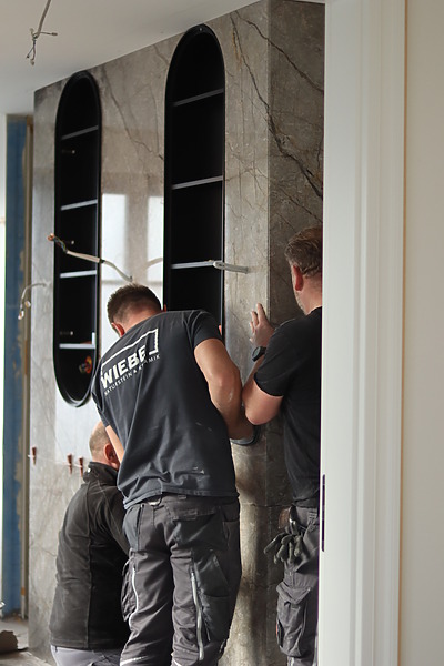 Wiebe Naturstein Und Keramik Mitarbeiter Badezimmer Umsetzung Wandverkleidung (1) Wiebe Naturstein Und Keramik Mitarbeiter Badezimmer Umsetzung Wandverkleidung (1)