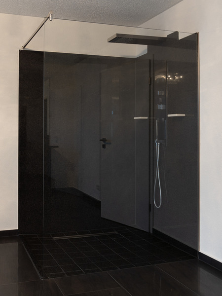 Naturstein Dusche Granit Fugenlos Duschverkleidung Schwarz.jpg