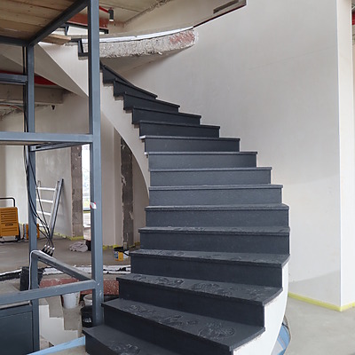 Natursteintreppe Nero Assoluto Radiustreppe Treppenstufenverkleidung Naturstein.jpg